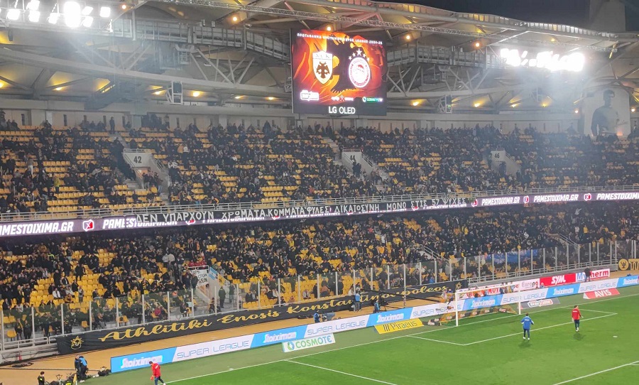 AEK: Ύψωσαν πανό για τα Τέμπη οι οπαδοί της στην OPAP Arena