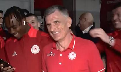 Φοβερή στιγμή: Οι παίκτες του Ολυμπιακού έσπρωξαν μπροστά τον... ντροπαλό Μεντιλίμπαρ για να αποθεωθεί!