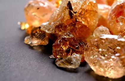 Πώς ένα βασικό συστατικό για την Coca-Cola και τα M&M's διακινείται λαθραία από το κατεστραμμένο από τον πόλεμο Σουδάν