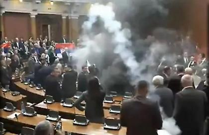 Χάος στη Βουλή της Σερβίας: Βουλευτές της αντιπολίτευσης άναψαν καπνογόνα - Τραυματισμός εγκύου (video)