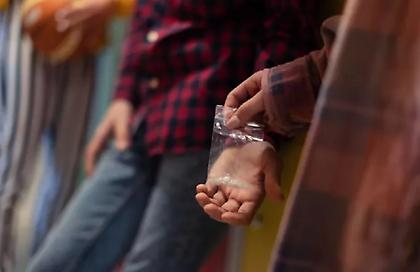 Δεκαεξάχρονος έκανε εμπόριο ναρκωτικών σε αυλή σχολείου στην Τούμπα - Συνελήφθη επ' αυτοφώρω