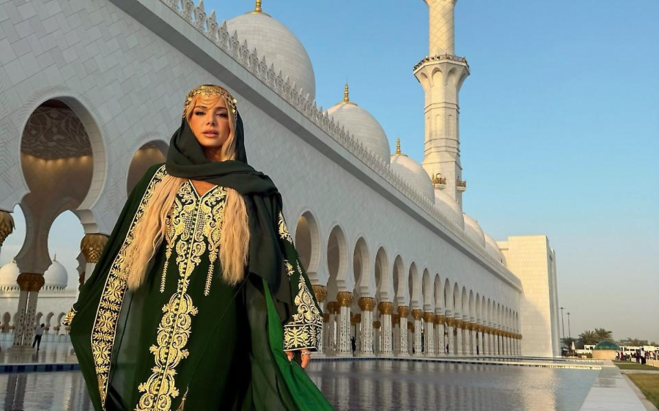 Josephine: Με παραδοσιακή ενδυμασία στο Τζαμί Sheikh Zayed στο Άμπου Ντάμπι, με μίνι στο Ντουμπάι