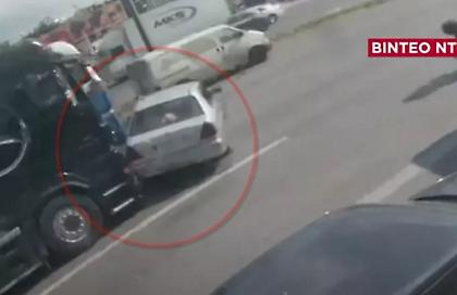 Βίντεο ντοκουμέντο: Η στιγμή που ΙΧ συγκρούεται με δύο νταλίκες στη λεωφόρο Καβάλας