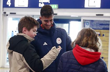 Με χαμόγελα η αναχώρηση του Ολυμπιακού για Νορβηγία