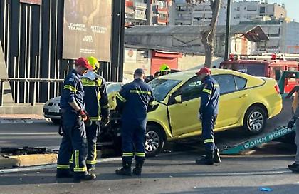 Τροχαίο στην Πειραιώς: Πέθανε και η 61χρονη επιβάτης του ταξί που είχε «καρφωθεί» σε κολώνα