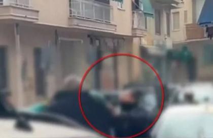 Απίστευτες εικόνες στην Κυψέλη: Οδηγοί πιάστηκαν στα χέρια για την προτεραιότητα (video)