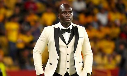 Αυτή είναι η πιο… κυριλέ εμφάνιση από προπονητή σε πάγκο: Έβαλε το σμόκιν του και οδήγησε στη νίκη!