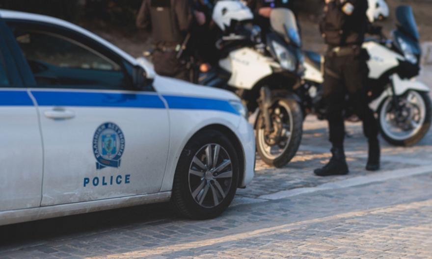 Καλλιθέα: Ανδρας απειλούσε με τσεκούρι περαστικούς – Εχει κλειδωθεί σε διαμέρισμα