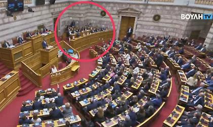 Ένταση στα θεωρεία της Βουλής - Πέταξαν τρικάκια