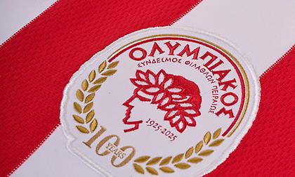 «Κόκκινο για το πάθος μας, λευκό για την αγνή μας αγάπη»: Η εντυπωσιακή εμφάνιση του Ολυμπιακού για τα 100 χρόνια!