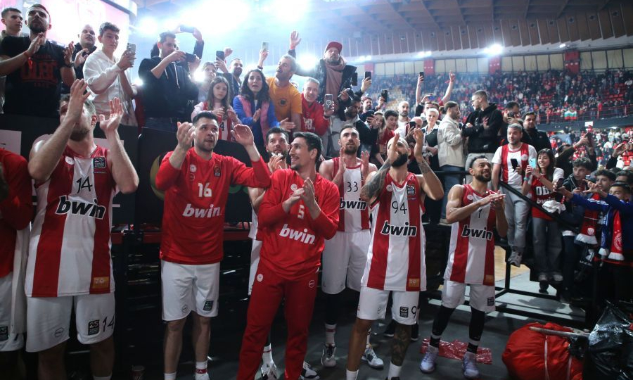 Ολυμπιακός: Πανηγύρισαν και τραγούδησαν συνθήματα με τον κόσμο μετά τη νίκη με Παρτίζαν