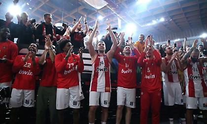 Πανηγύρισαν και τραγούδησαν συνθήματα με τον κόσμο μετά τη νίκη επί της Παρτίζαν οι παίκτες του Ολυμπιακού!