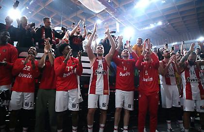 Ολυμπιακό πάρτυ 100 χρόνων σε εξέδρα και παρκέ