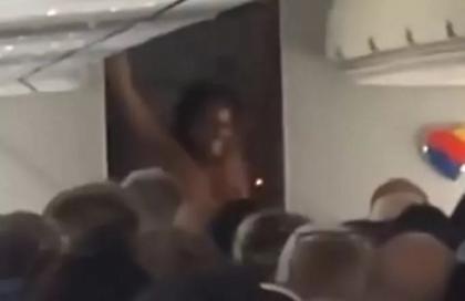 Γυναίκα έπαθε αμόκ σε πτήση – Έτρεχε γυμνή, ουρλιάζοντας στον διάδρομο του αεροπλάνου