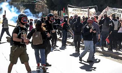 Ένταση στο κέντρο της Αθήνας μετά από πορεία για την Ημέρα της Γυναίκας - Έγιναν 14 συλλήψεις