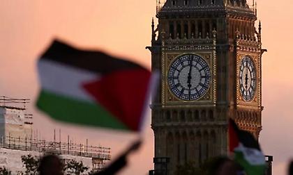 Άνδρας σκαρφάλωσε ξυπόλητος στον πύργο του Big Ben, κρατώντας μία παλαιστινιακή σημαία