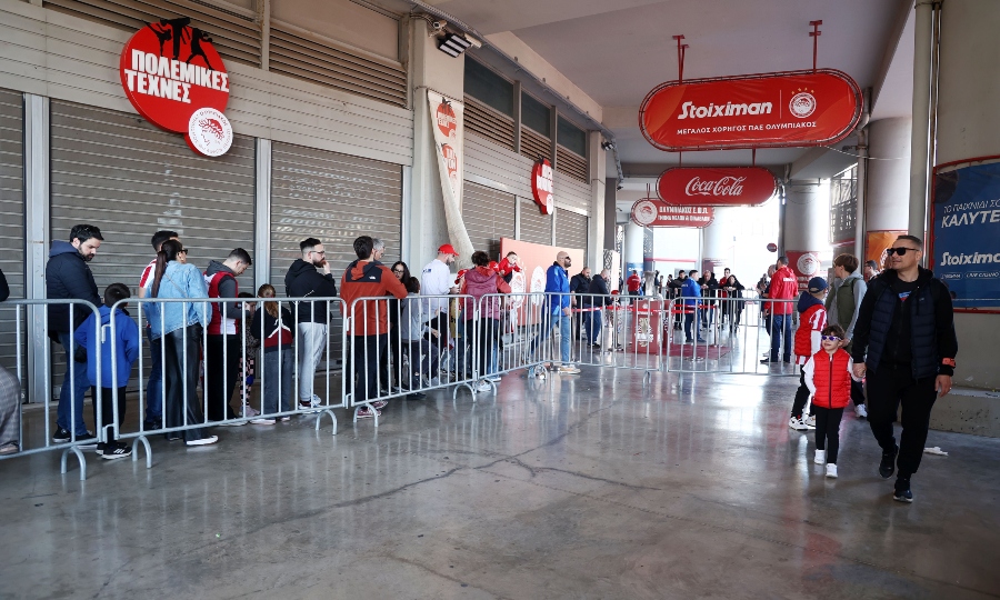 Ολυμπιακός: Δεν λένε να φύγουν από το Καραϊσκάκη οι φίλοι του