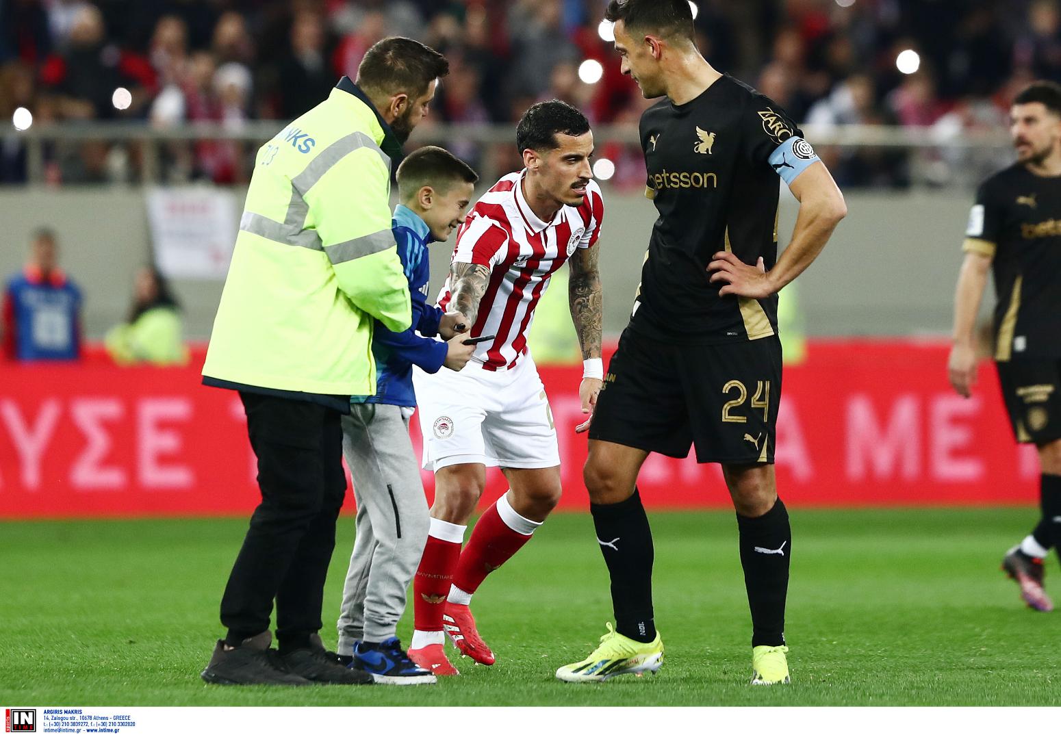 Καραϊσκάκη: Πιτσιρικάς «εισέβαλε» στο γήπεδο για να βγάλει φωτογραφία με Τσικίνιο!