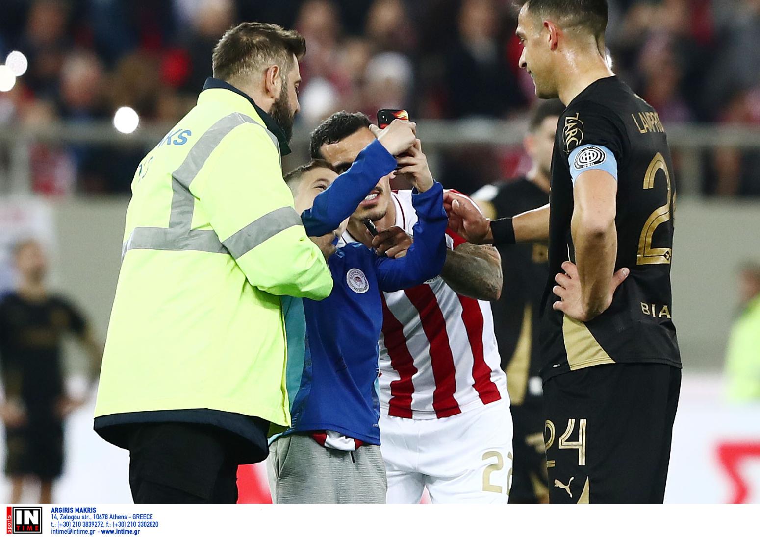 Καραϊσκάκη: Πιτσιρικάς «εισέβαλε» στο γήπεδο για να βγάλει φωτογραφία με Τσικίνιο!