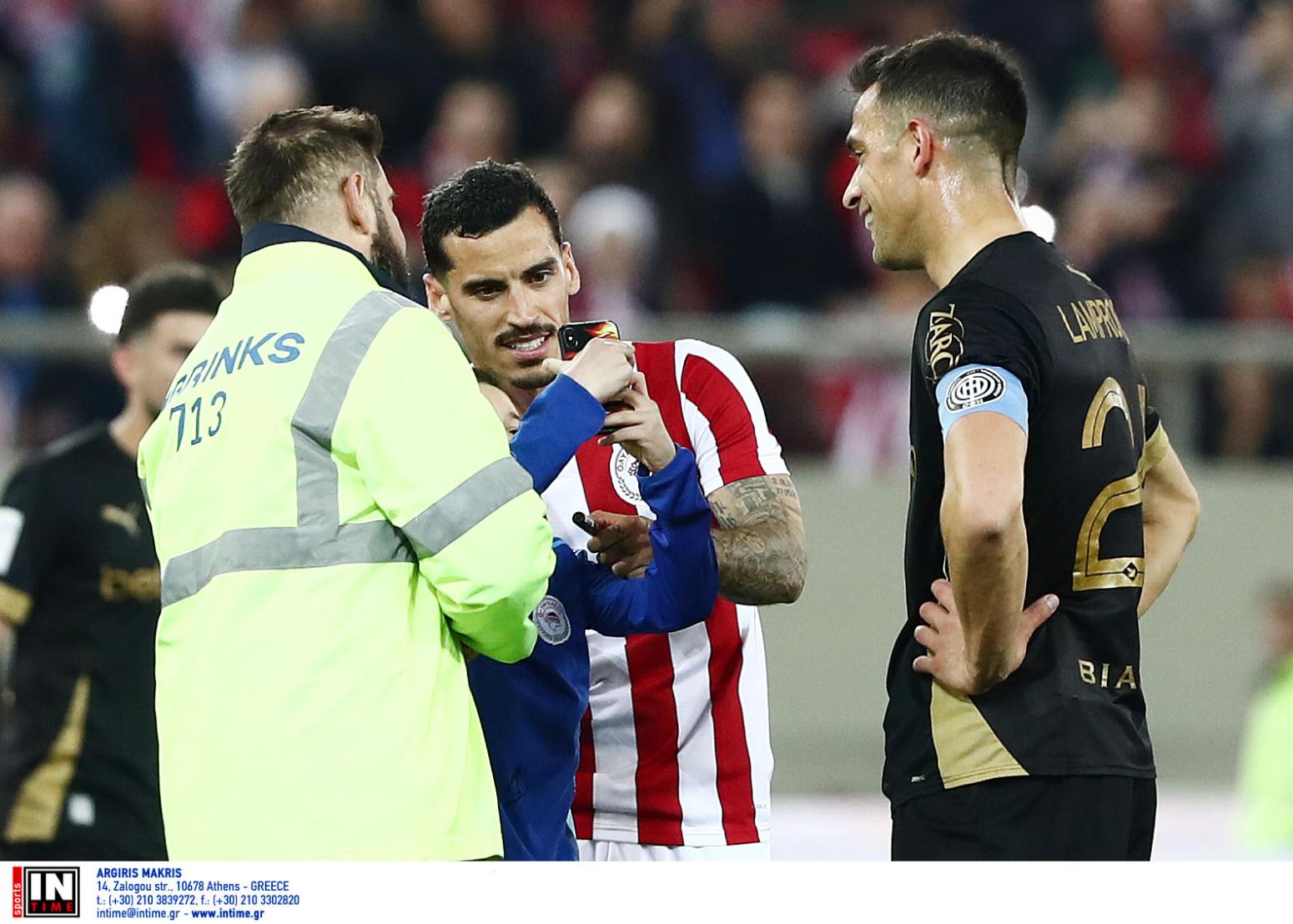 Καραϊσκάκη: Πιτσιρικάς «εισέβαλε» στο γήπεδο για να βγάλει φωτογραφία με Τσικίνιο!