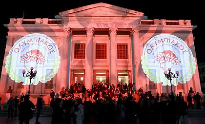 Φωταγωγήθηκε το Δημοτικό Θέατρο Πειραιά για τα 100 χρόνια του Ολυμπιακού!