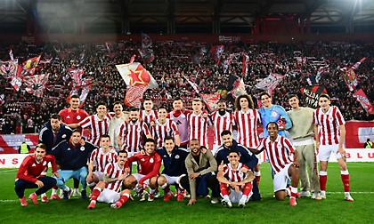 «100 χρόνια και δεν είναι αρκετά»: Η πανηγυρική φωτογραφία παικτών και φιλάθλων μετά το τέλος του ματς!