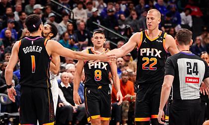 Οι Σανς νίκησαν τους αποδεκατισμένους Μάβερικς και πλησίασαν στη 10άδα