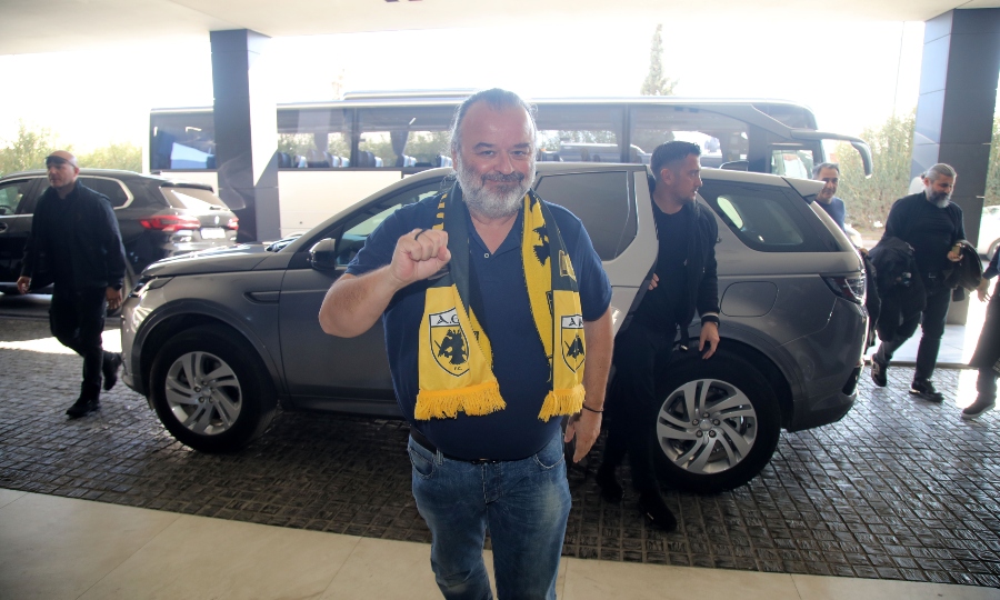 ΑΕΚ: «Ντόπες» Ηλιόπουλου κατά την αναχώρηση της αποστολής από το ξενοδοχείο
