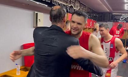 Το μπουγέλο στον Μπαρτζώκα και οι αγκαλιές από τους παίκτες του Ολυμπιακού