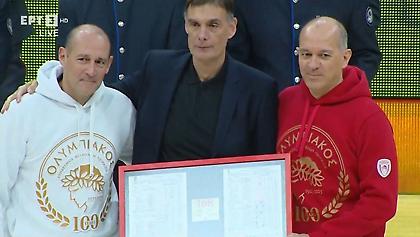 Βράβευσαν τον Μπαρτζώκα φορώντας ερυθρόλευκα οι Αγγελόπουλοι