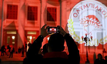 Η νύχτα μέρα στον Πειραιά για τα 100 χρόνια του Ολυμπιακού - Χαμός στο Πασαλιμάνι, γιορτή και κάτω από την Ακρόπολη!