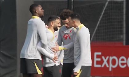 Περίεργο στιγμιότυπο με καυγά ανάμεσα σε Σαλάχ και Άρνολντ στην προπόνηση