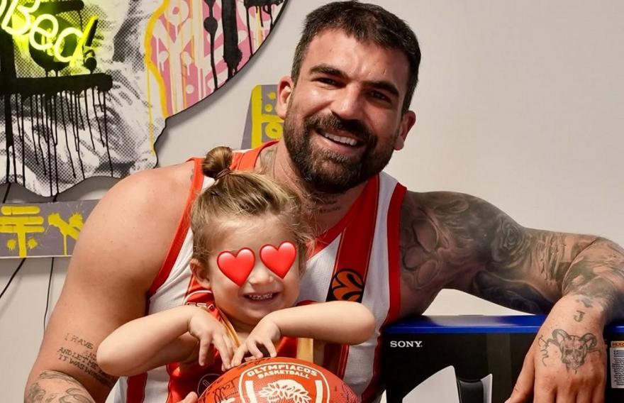 Δημήτρης Αλεξάνδρου: «Προσέλαβε» τον γιο του Γιώργου Μανίκα ως... νταντά για τον Πάρη! Το επικό βίντεο