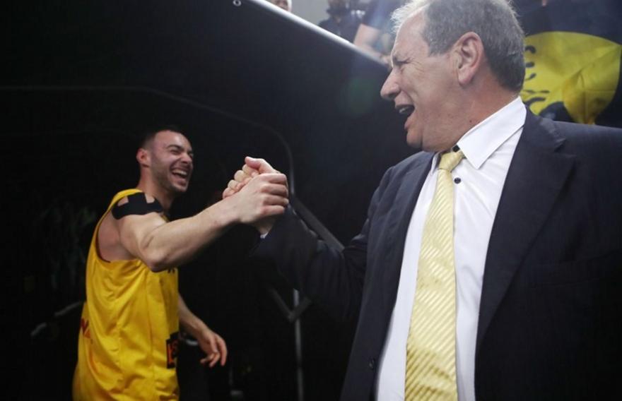 Καράμπελας: «Έχουμε να δώσουμε πολλά ακόμη σαν ομάδα-Δεν έχω ζήσει τέτοια ατμόσφαιρα σαν τη χθεσινή»