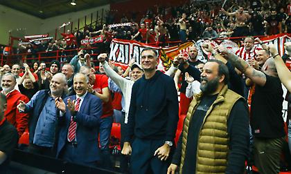 Ο Μπαρτζώκας έγινε ένα με την ομάδα βόλεϊ του Ολυμπιακού και πανηγύρισε μαζί με τον τρελαμένο Ατανασίεβιτς