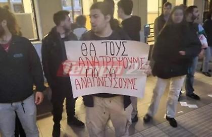 Πάτρα: Μπλόκαραν τον προαστιακό - Νεαροί κατάλαβαν τη γραμμή του τρένου στον σταθμό του ΟΣΕ (Φωτογραφίες - βίντεο)