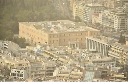 Καιρός: Πνιγηρό «κοκτέιλ» με λασποβροχές και ζέστη – Πού θα πέσουν καταιγίδες