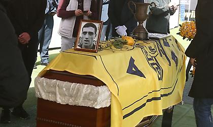 «Αλέκο ψυχάρα, για πάντα Αρειανάρα»: Το λαϊκό προσκύνημα στη σορό του Αλεξιάδη