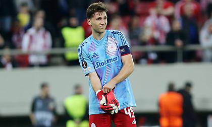 Απευθείας κόκκινη στον Τζολάκη - Γάντια τερματοφύλακα πήρε ο Ρέτσος για τα τελευταία λεπτά του ματς