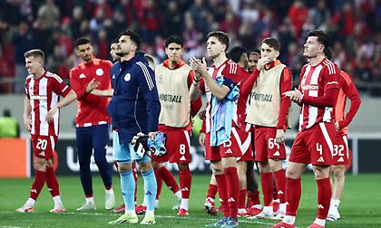 Μαγικές στιγμές στο Καραϊσκάκη: Καθολική αποθέωση από τους οπαδούς του Ολυμπιακού σε παίκτες και τεχνικό τιμ!