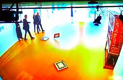 Η στιγμή που ο βουλευτής της Νίκης βανδαλίζει τα έργα στην Εθνική Πινακοθήκη (video)