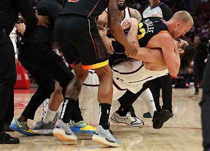 Το γύρισαν σε... πάλη και αποβλήθηκαν Άνταμς και Πλάμλι