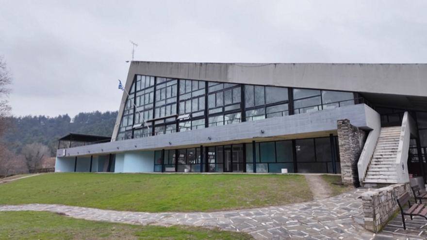 «Όπου υπάρχει Ελλάδα»|Σέρρες: Το κολυμβητήριο του 2004 έμεινε… κουφάρι - Έπεσε κομμάτι τσιμέντου ενώ κολυμπούσαν παιδιά!