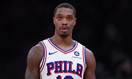 Χτύπησε άσχημα στο κεφάλι κι εγκατέλειψε τον αγώνα των Σίξερς ο Λόνι Γουόκερ