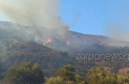 Μαίνεται η μεγάλη φωτιά στα Χανιά: Ενισχύθηκαν οι δυνάμεις - Στη μάχη και ένα ελικόπτερο