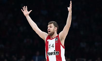 Η αδιανόητη no-look πάσα του Βεζένκοφ στο καλάθι του Παπανικολάου!