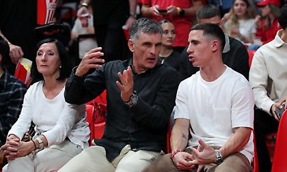 Στο ΣΕΦ ο Ποντένσε, άκουσε ρυθμικά το όνομά του από τους φίλους του Ολυμπιακού - Τα είπε με Μεντιλίμπαρ!