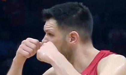 Χειρονομία του Παπανικολάου ότι ο Σλούκας πήρε φάουλ επειδή… έκλαιγε