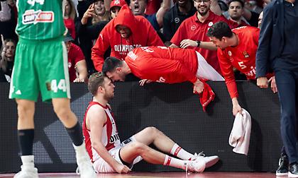 «Καυτός» Βεζένκοφ με τρίποντο και φάουλ σε άμυνα του Μήτογλου!