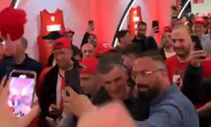 Απίστευτη αποθέωση στον Μεντιλίμπαρ κατά την αποχώρησή του από το ΣΕΦ!